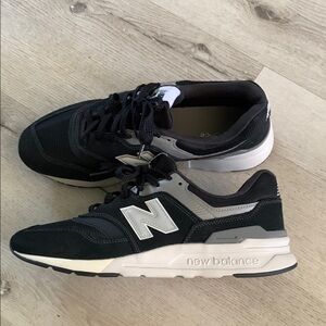 New Balance Men's Black and Gray Sneakers